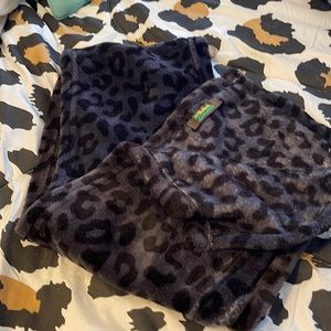 Dark grayish leopard scarf